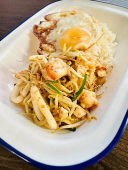 Stir-fry Beansprouts, Fishcake, Fried Beancurd, Chives & Fried Egg 