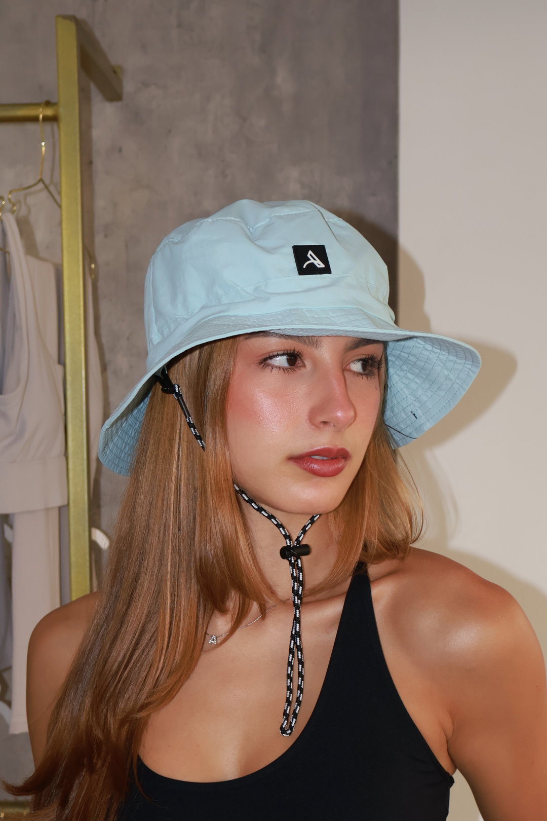 Sombrero celeste impermeable
