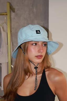 Sombrero celeste impermeable