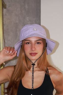 Sombrero lila impermeable