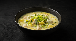 Сырно-сливочный суп с куриной грудкой и пореем