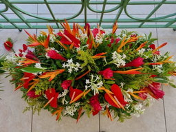 Casket spray (w/ boutonniere or corsage)