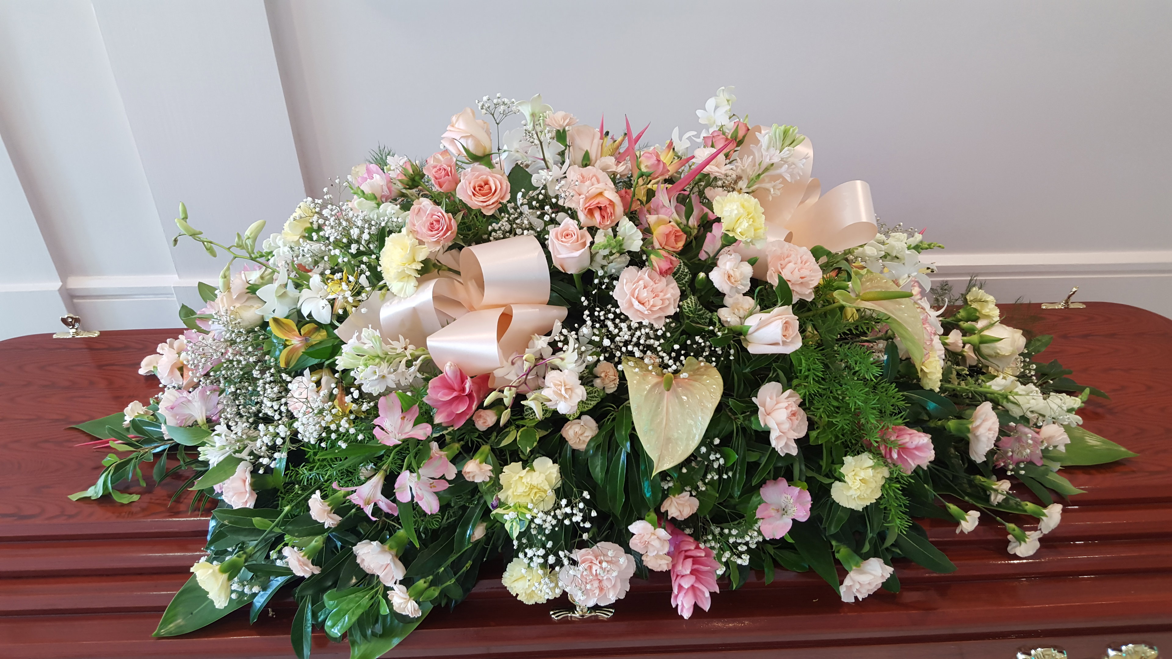 Casket spray (w/ boutonniere or corsage)_13