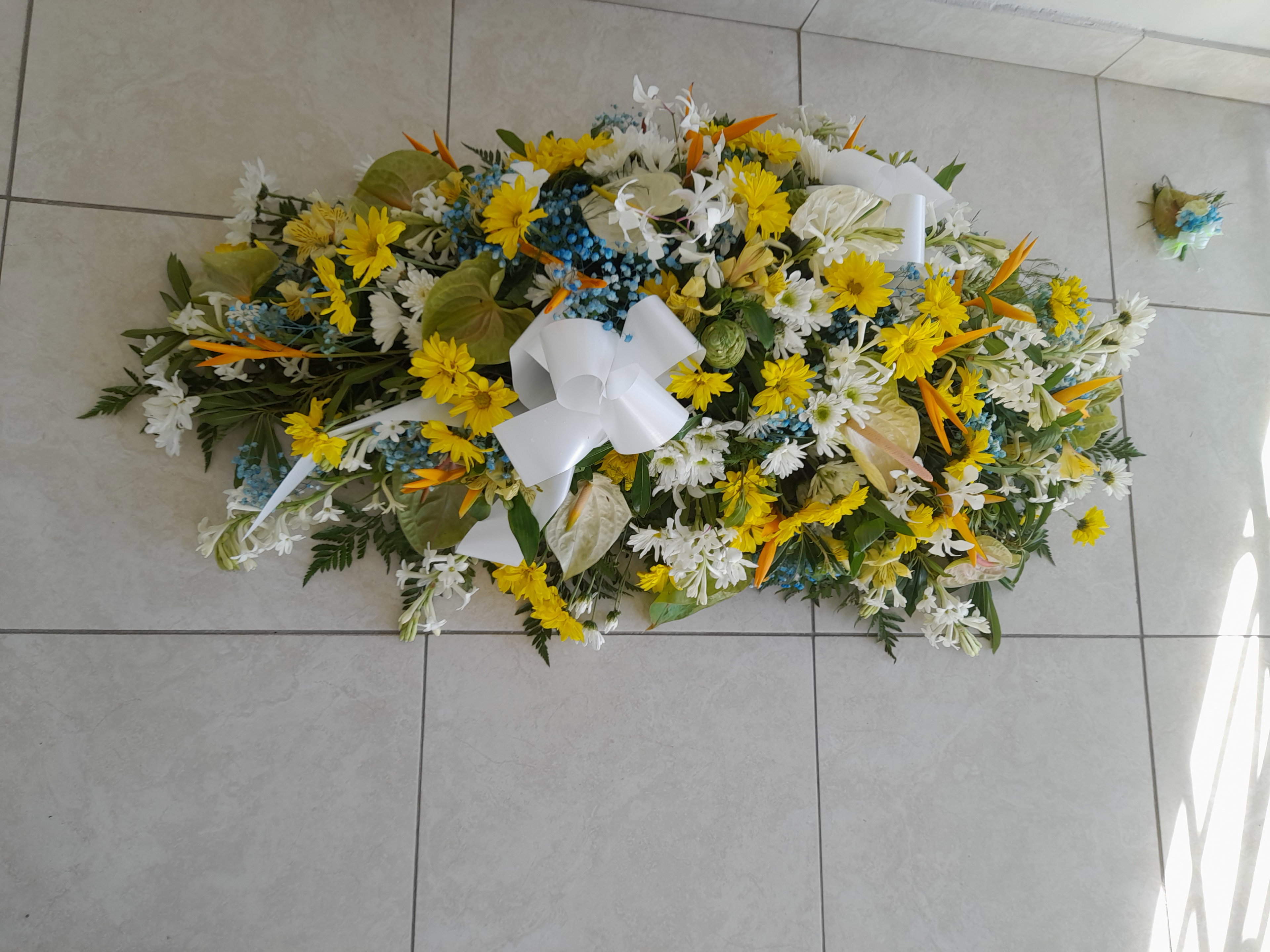 Casket spray (w/ boutonniere or corsage)_20