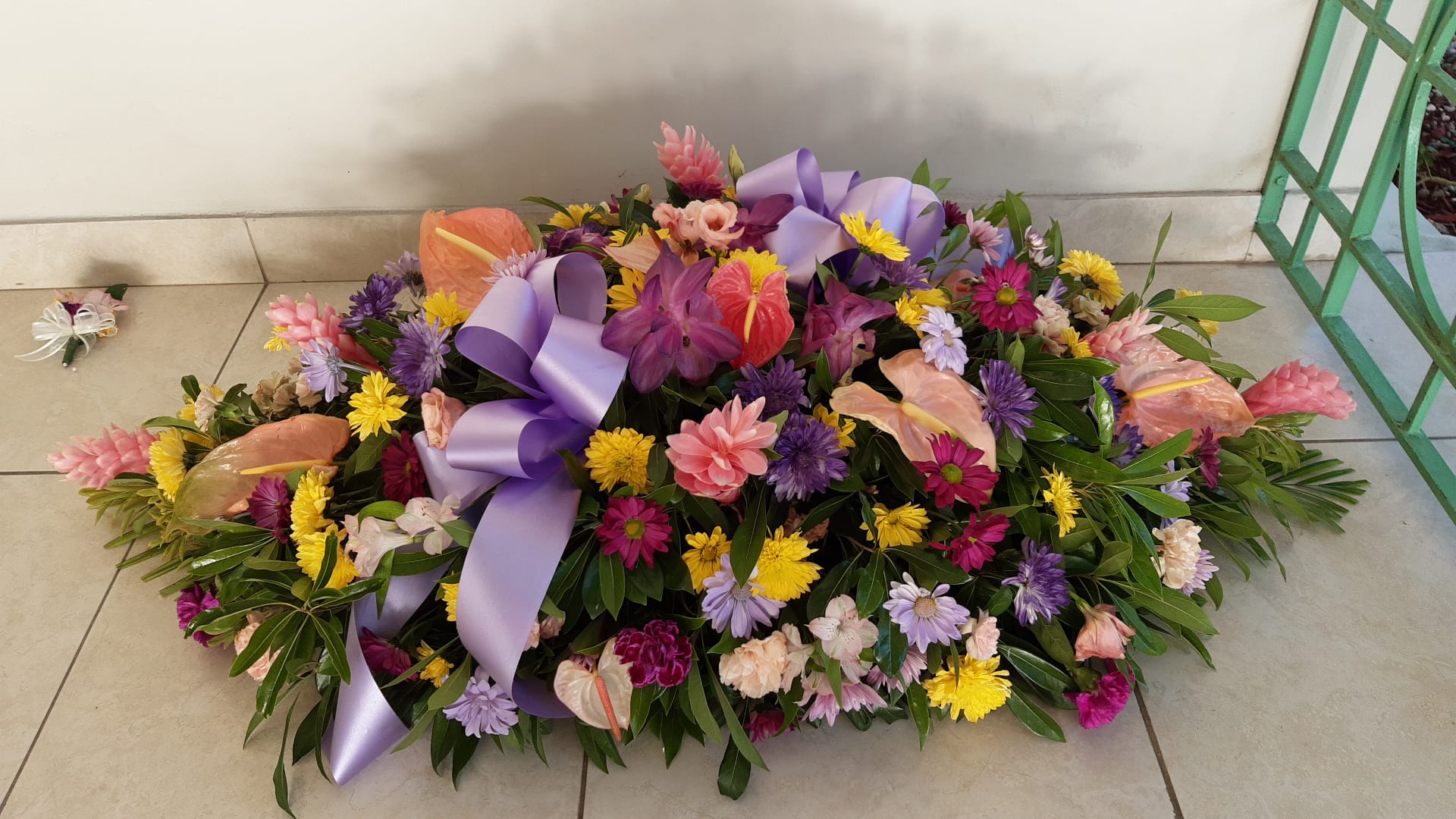 Casket spray (w/ boutonniere or corsage)_26