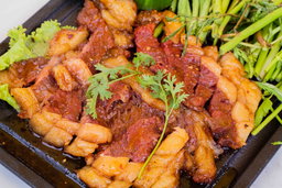 សាច់​គោ​អាំង​ទឹក​ប្រ​ហុក​
