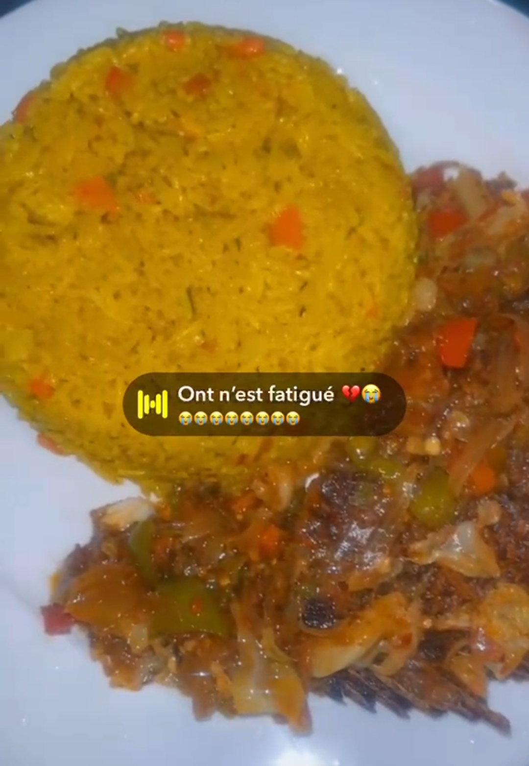 Riz jaune au poisson frit 