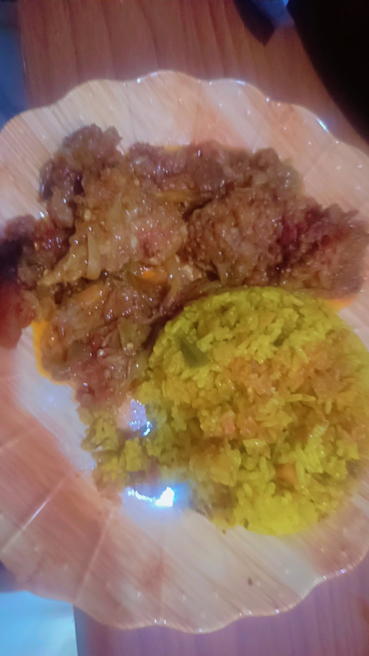 Riz jaune au cabri sauté 