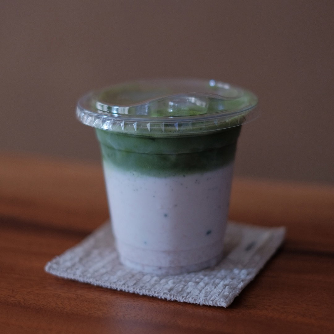 strawberry matcha (iced)