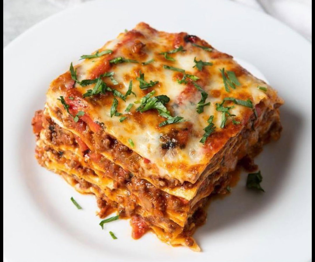 Lagsaña bologñesa (salsa roja -carne) / Lasagna Bolognese (red meat sauce)