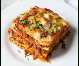 Lagsaña bologñesa (salsa roja -carne) / Lasagna Bolognese (red meat sauce)