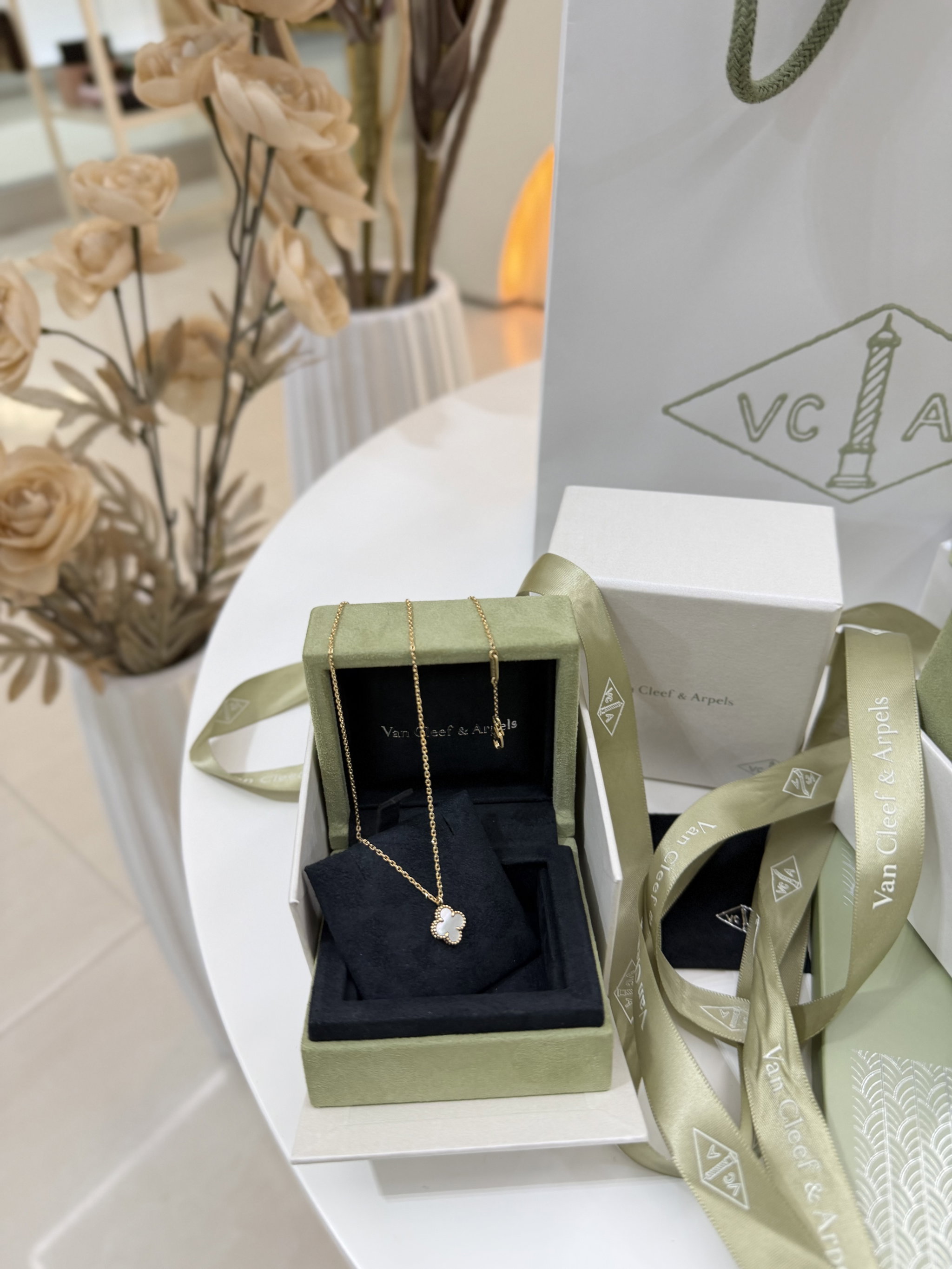 Colar Van cleef sweet Alhambra mother of pearl _1