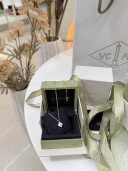 Colar Van cleef sweet Alhambra mother of pearl 