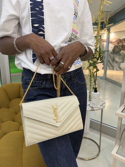 Bolsa Saint Laurent YSL branca tiracolo 