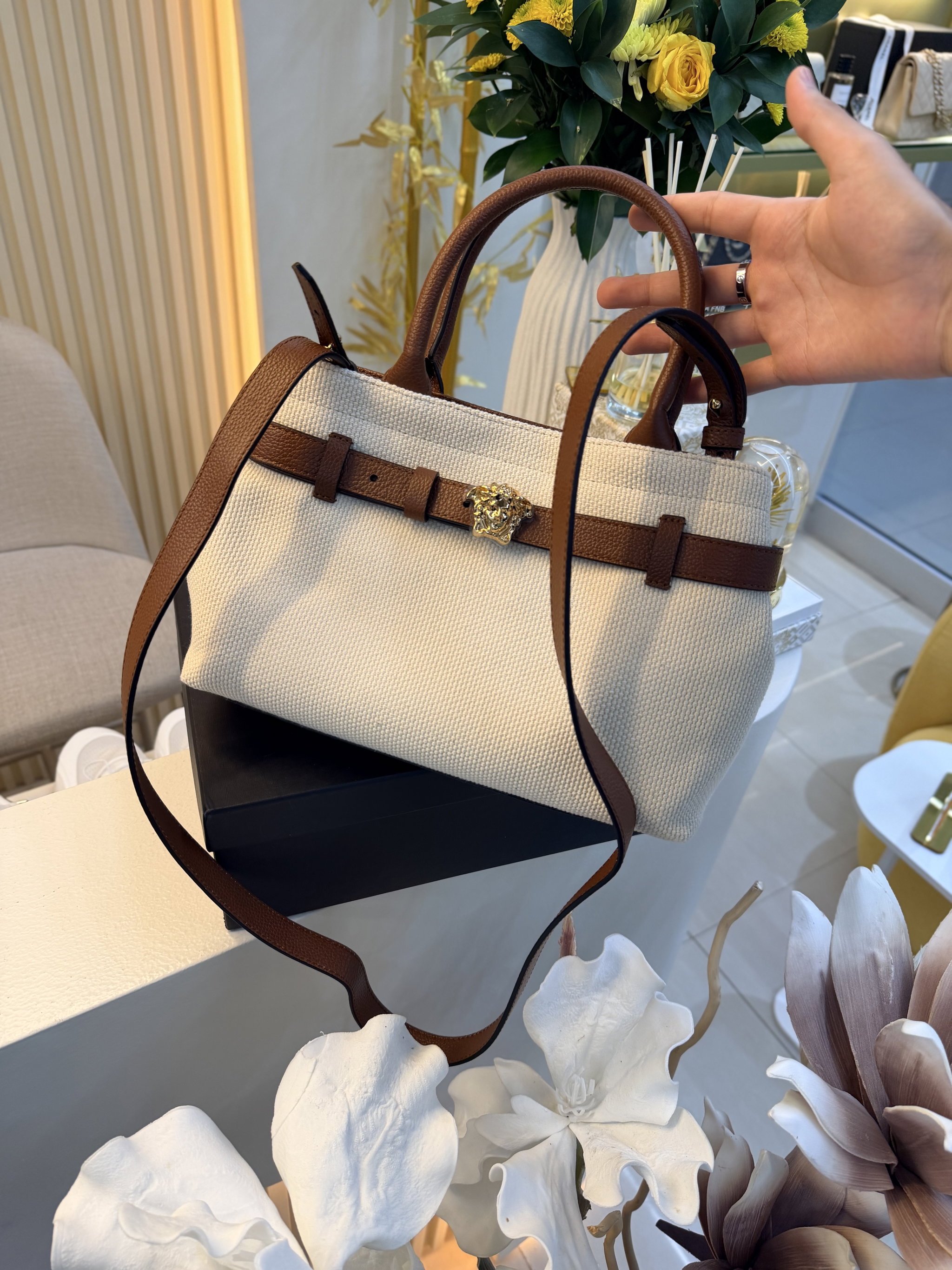 Bolsa Versace raffia ss26_1