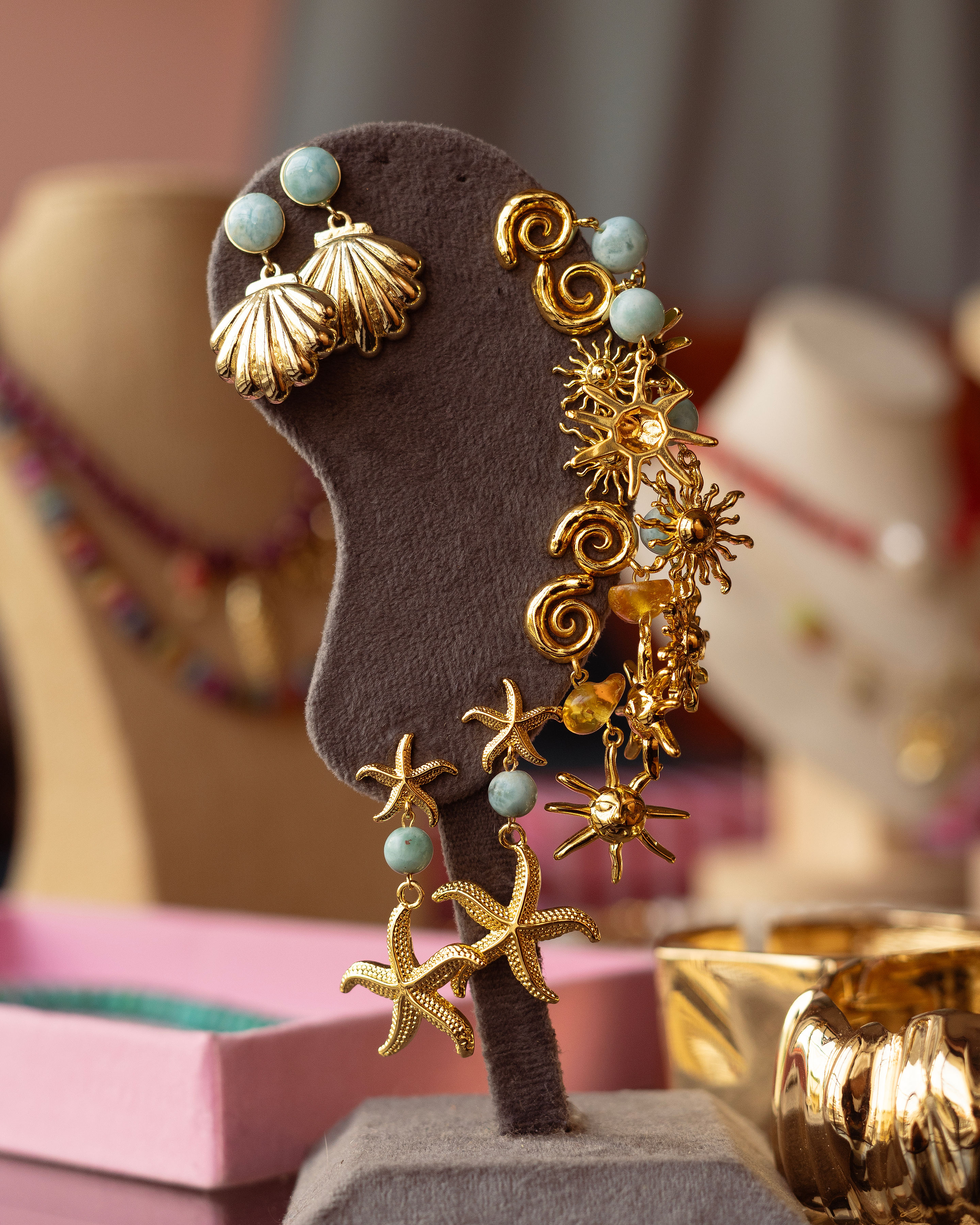 BYMAGDY es la opción ideal para complementar tus outfits y encontrar los regalos perfectos para cada temporada. Cada pieza es elaborada a mano y tiene una intención; estamos listos para contar tu historia, escoge tu pieza favorita y se parte de la comunidad de las bonitas._0