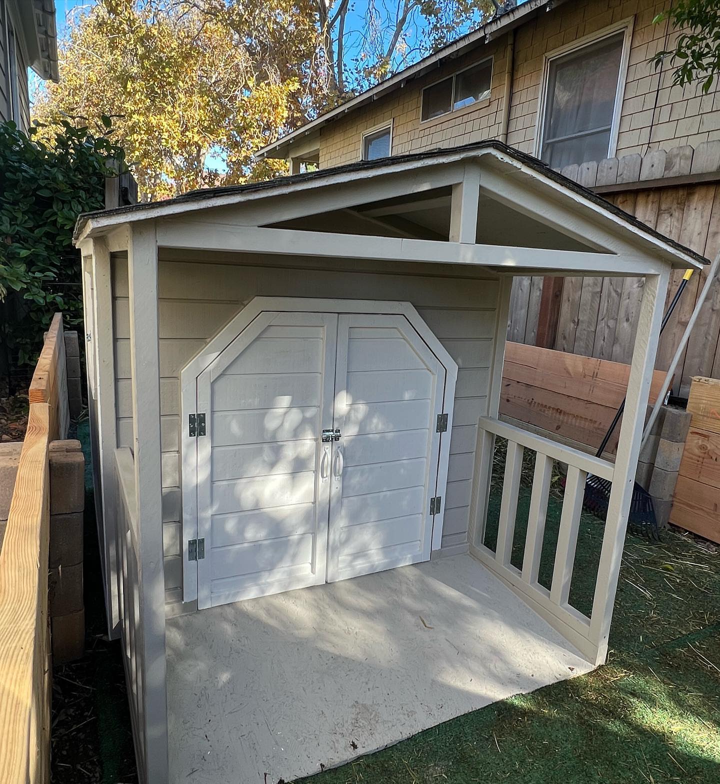 Exotic dog house_1