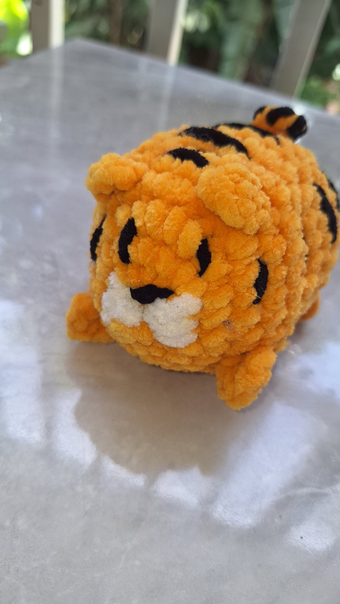 Tigre a crochet con hilo chenille. 