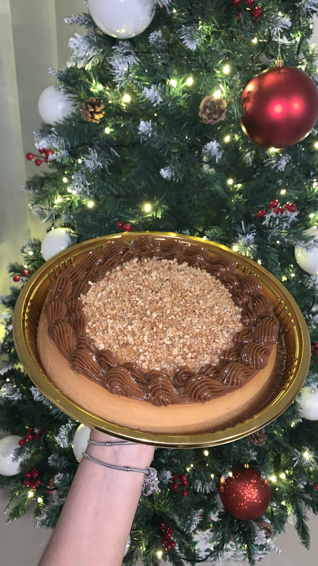 Flan de dulce de leche con topping de dulce de leche y avellanas crocantes