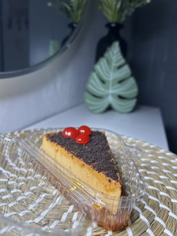 Porción de flan de dulce de leche con topping de oreo y cherrys