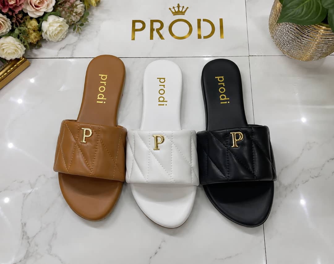 Flat slippers