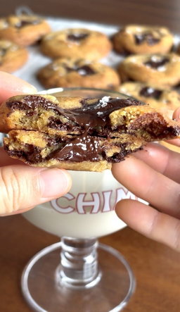 Dark chocolate chunk cookies