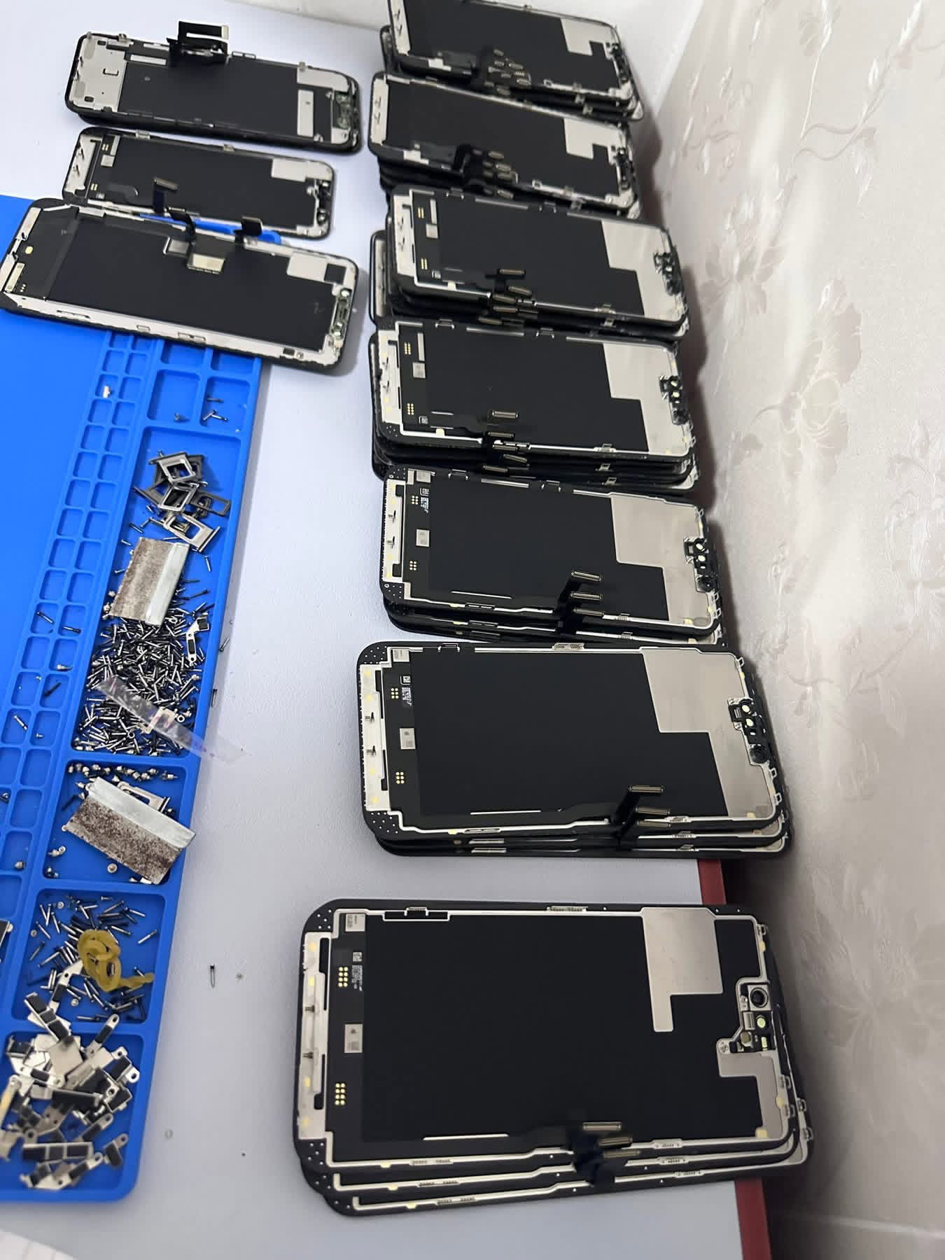 IPHONES MACBOOK IPADS AND LAPTOPS REPAIR SALE AND SUPPLY _2
