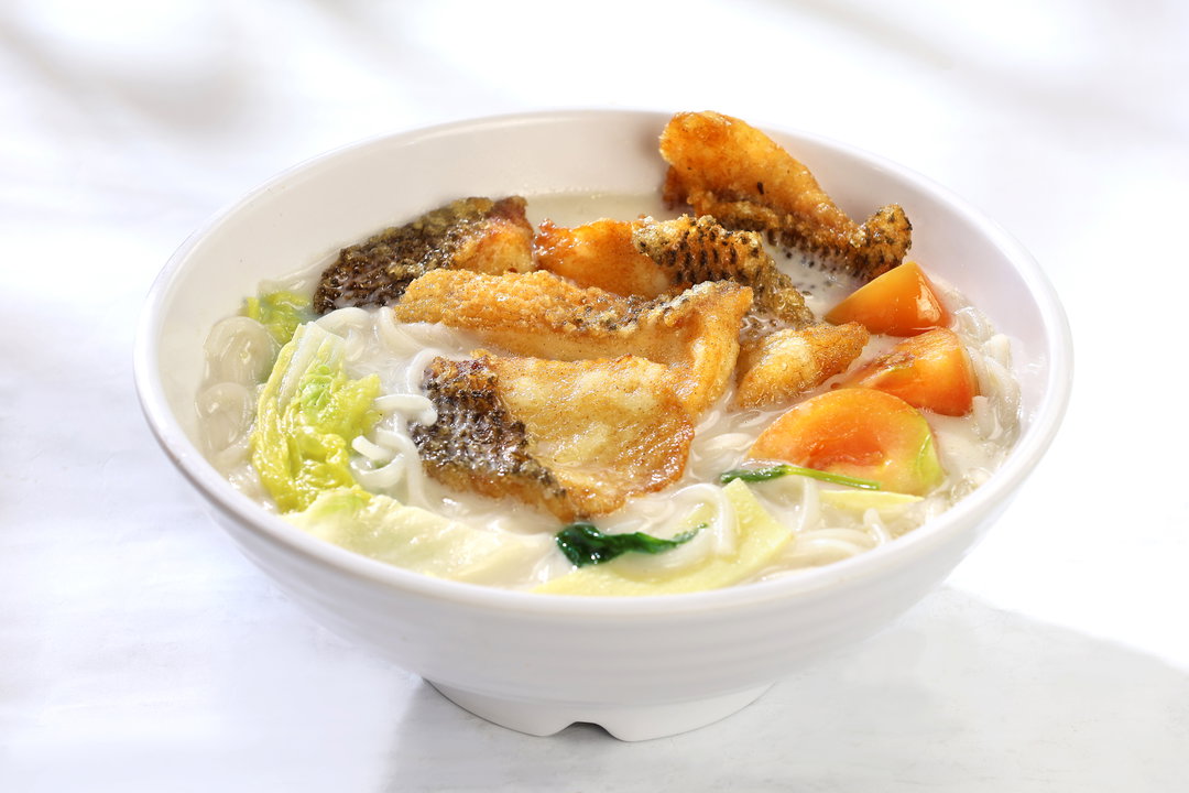 Fried Fish Meat Thick Bee Hoon Soup 鱼鸡粗米粉汤