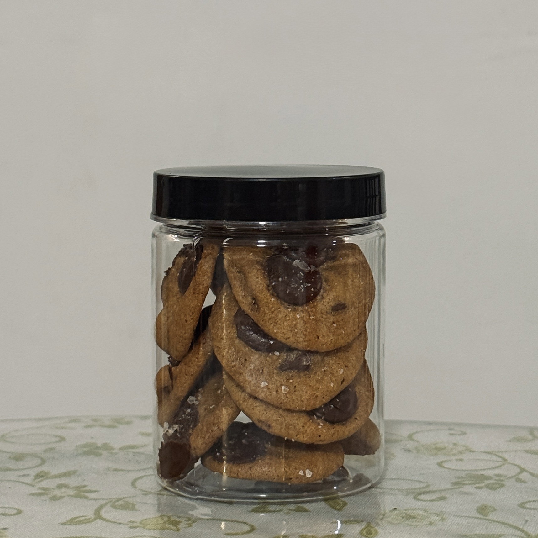 mini bottles: chocolate chip cookies with himalayan pink salt