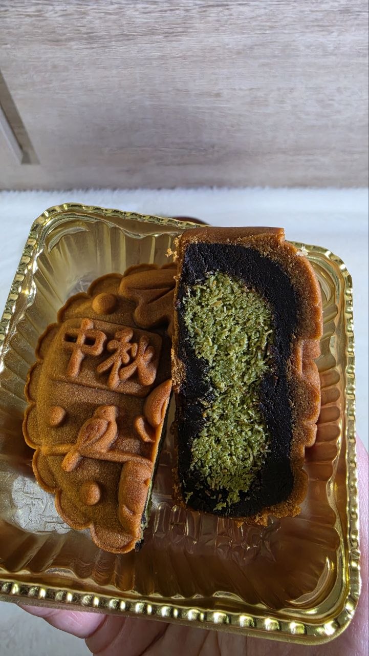 Dubai Pistachio Kunafa Chocolate Mooncake_2