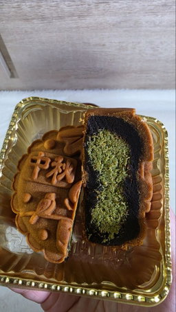 Dubai Pistachio Kunafa Chocolate Mooncake