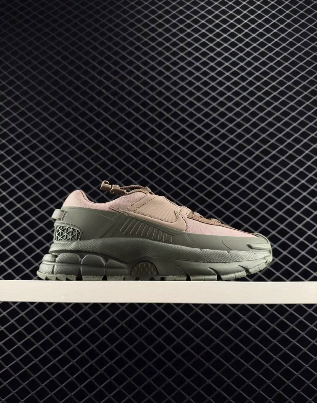 NIKE ZOOM VOMERO ROAM