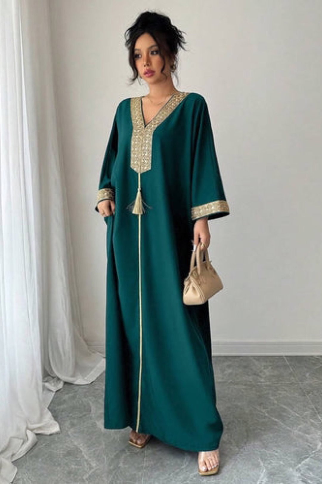 فستان عربي فاخر مزين Rafferiza بسلسلة ذهبية وشراابات