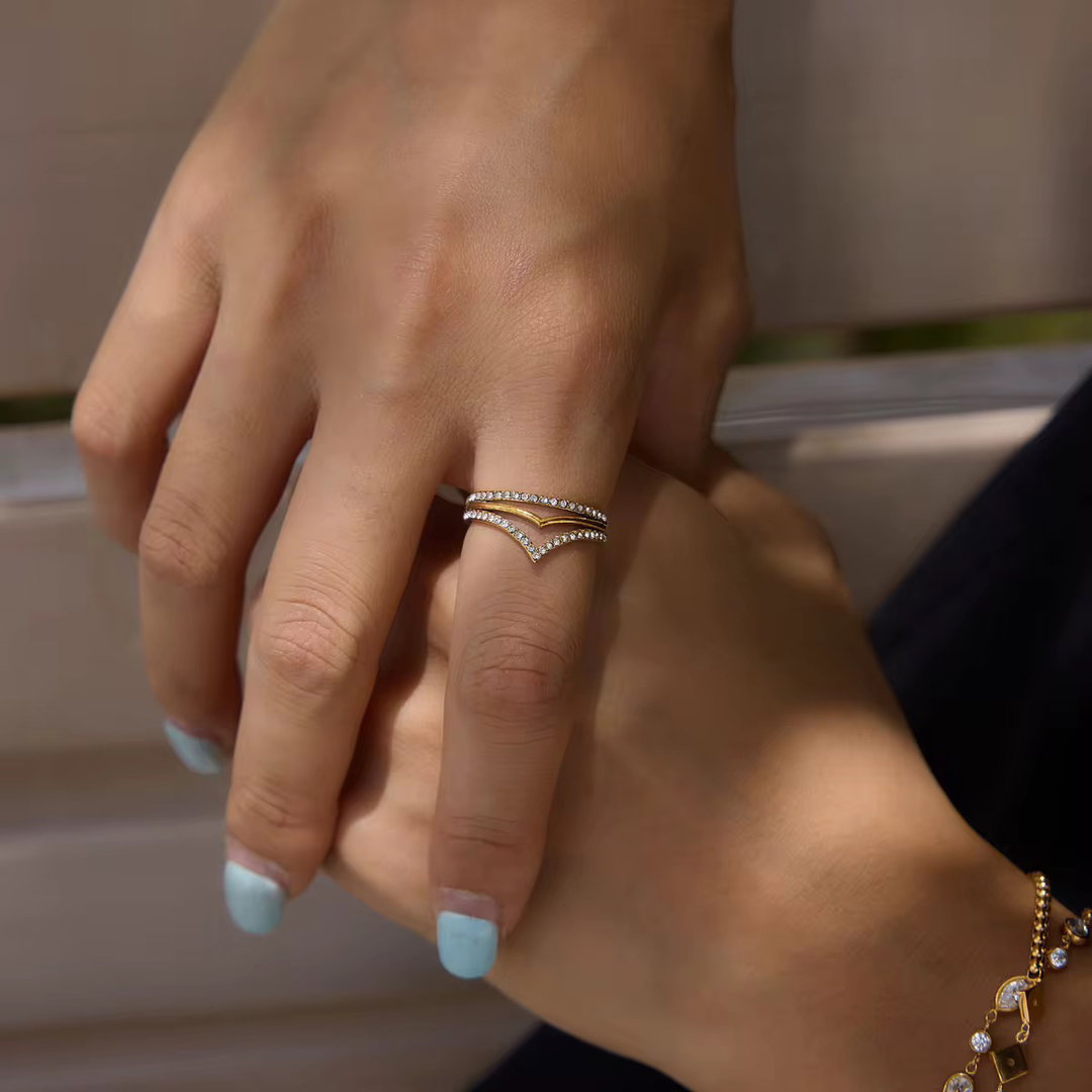 18K Gold Wave V-Shape Rhinestone Ring