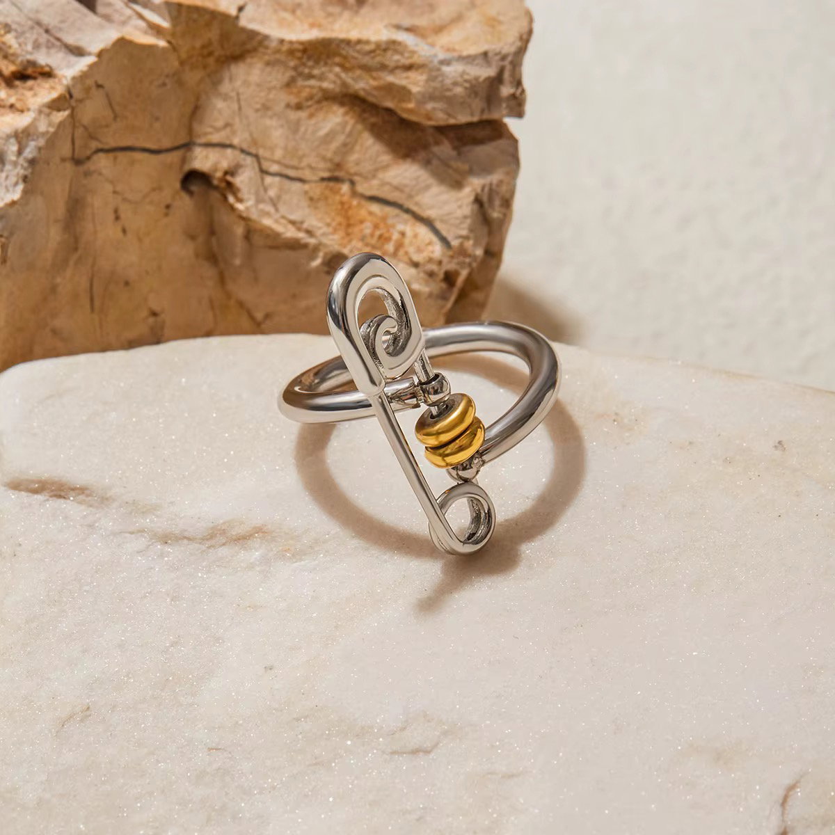 18K Gold Twisted Rhinestone Paperclip Ring_0