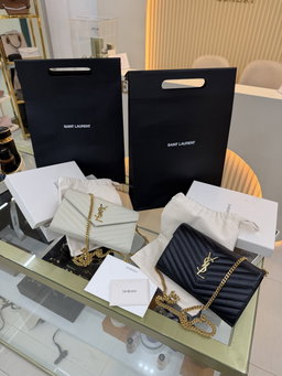 Bolsa Saint Laurent YSL preta tiracolo 