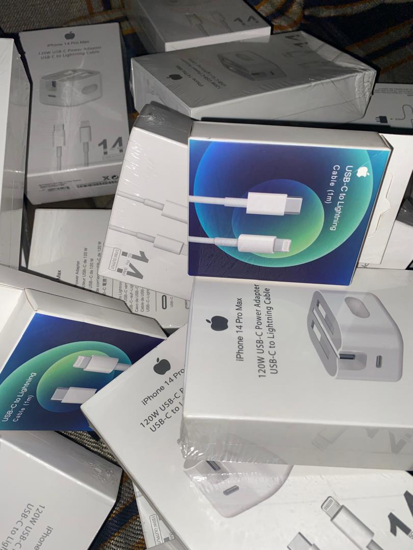 Original iphone chargers both lightning and type c_1