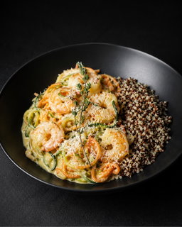 Camarones en crema de coco sobre “pasta” de zucchini y zanahoria con mix de quinoa
