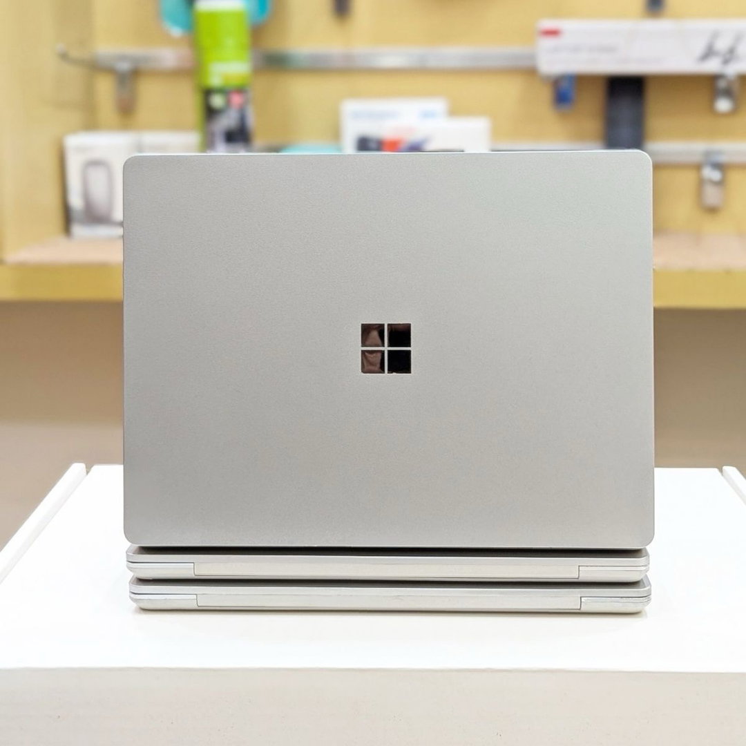 Microsoft Surface book2 256gb + 8gb with 1gb graphics card