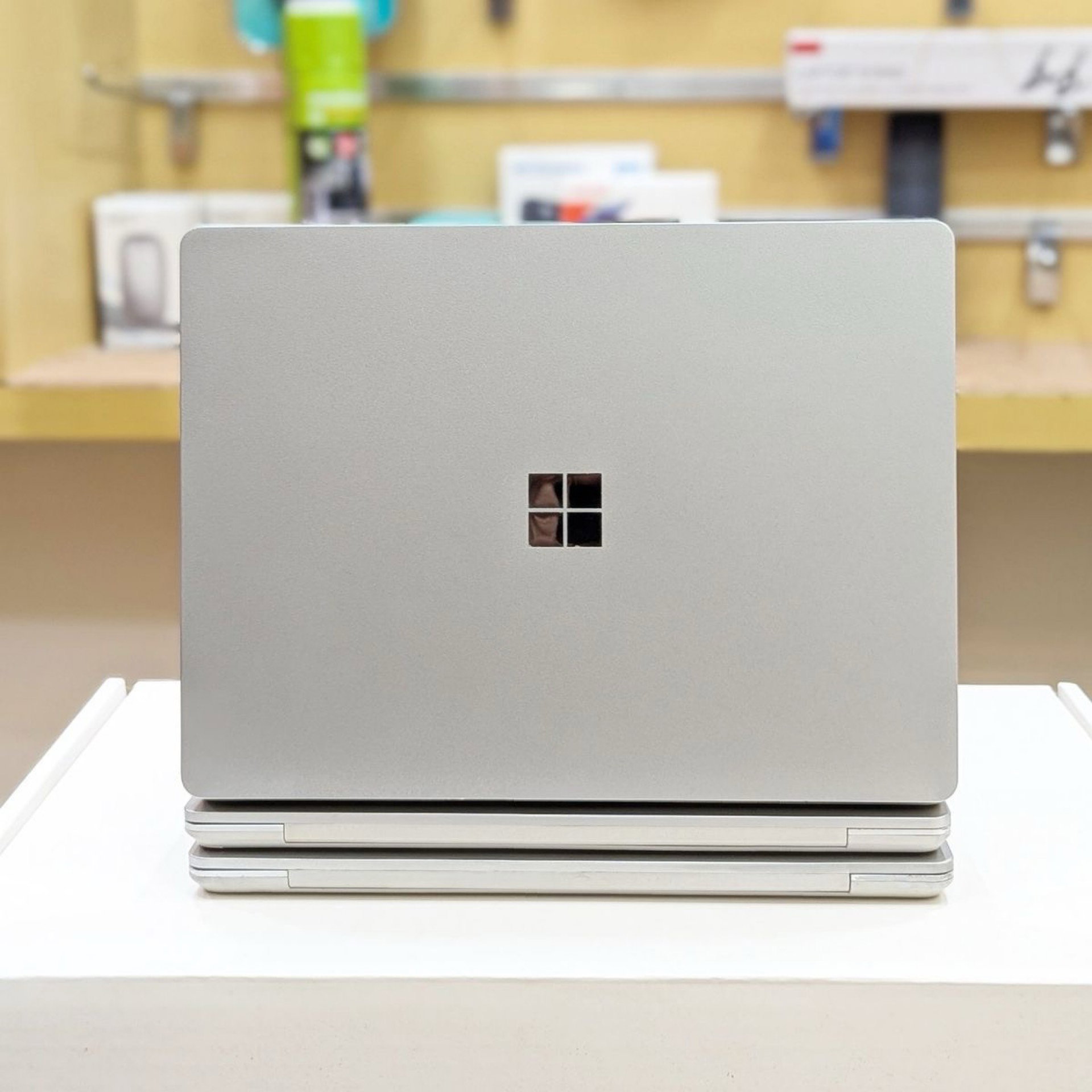 Microsoft Surface book2 256gb + 8gb with 1gb graphics card_0
