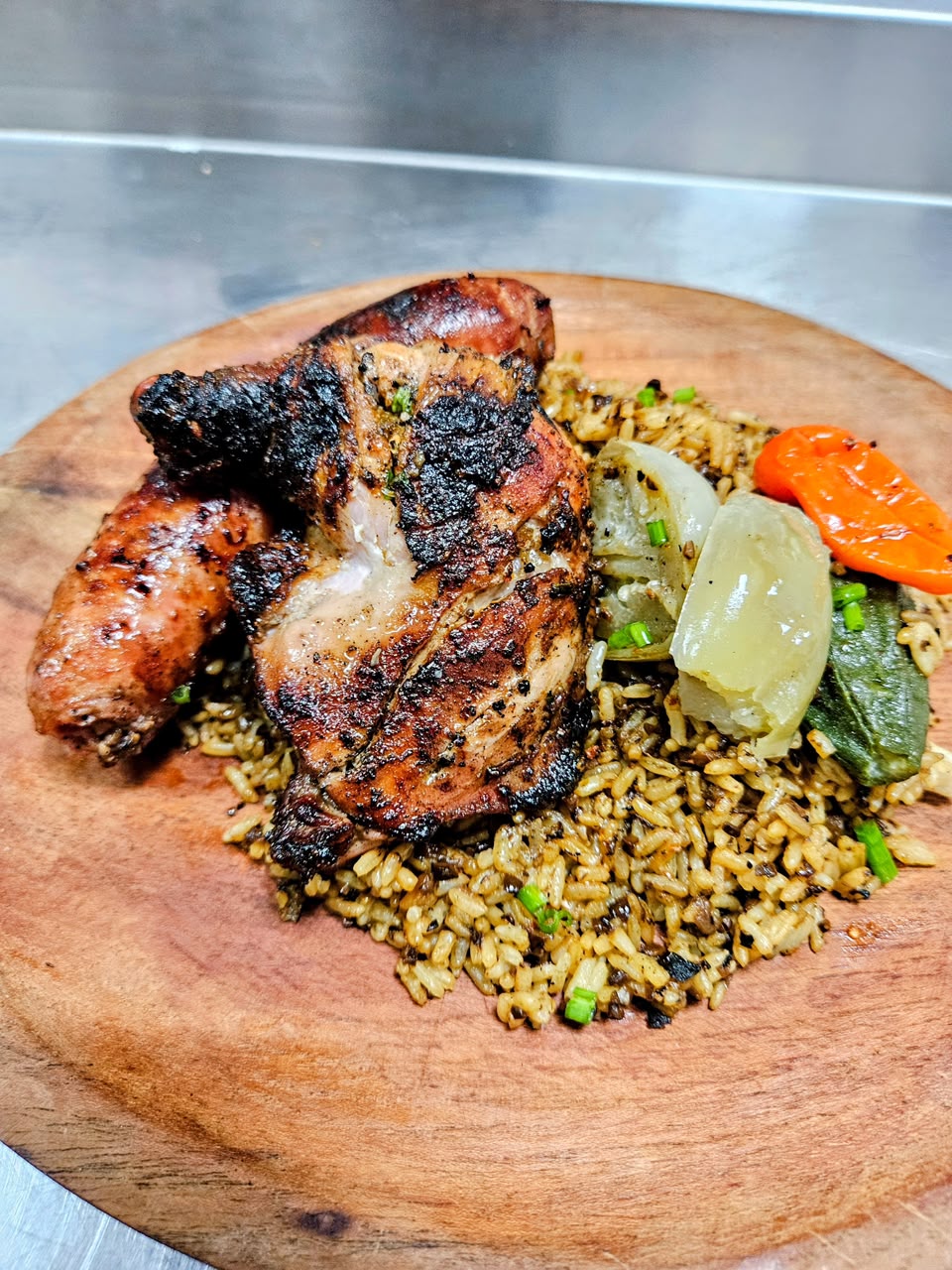 Riz soumara royal à la saucisse et poulet braisé