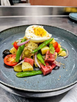 Salade minceur de pomme de terre au jambon, œuf dur et fines herbes