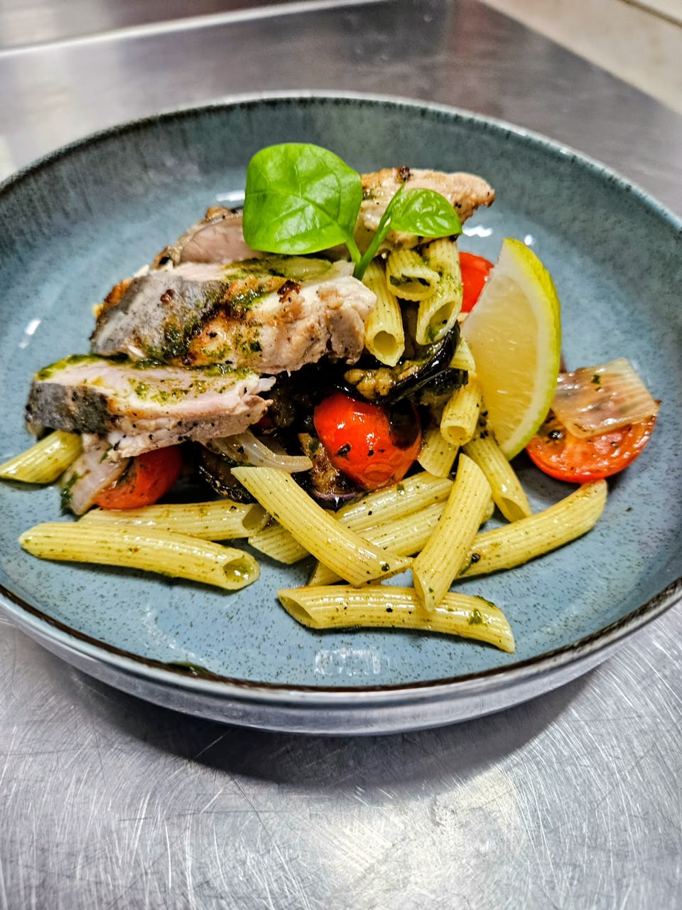 Salade gourmande de pâtes au thon fait maison et légumes grillés, sauce basilic