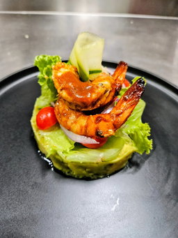 Tartare d'avocat au BBQ de gambas et salade verte