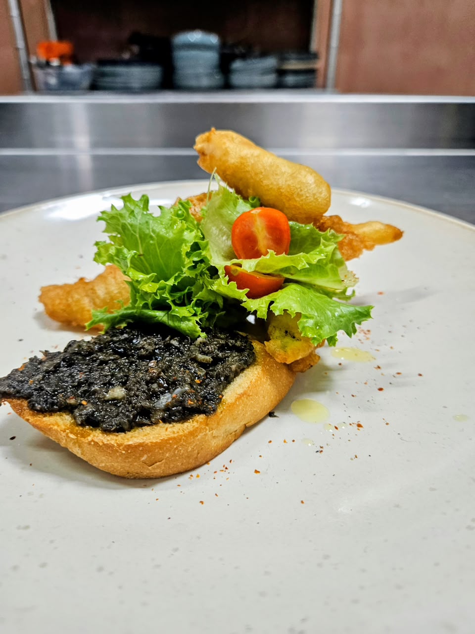Salade de duo de beignets de calamar et tapenade