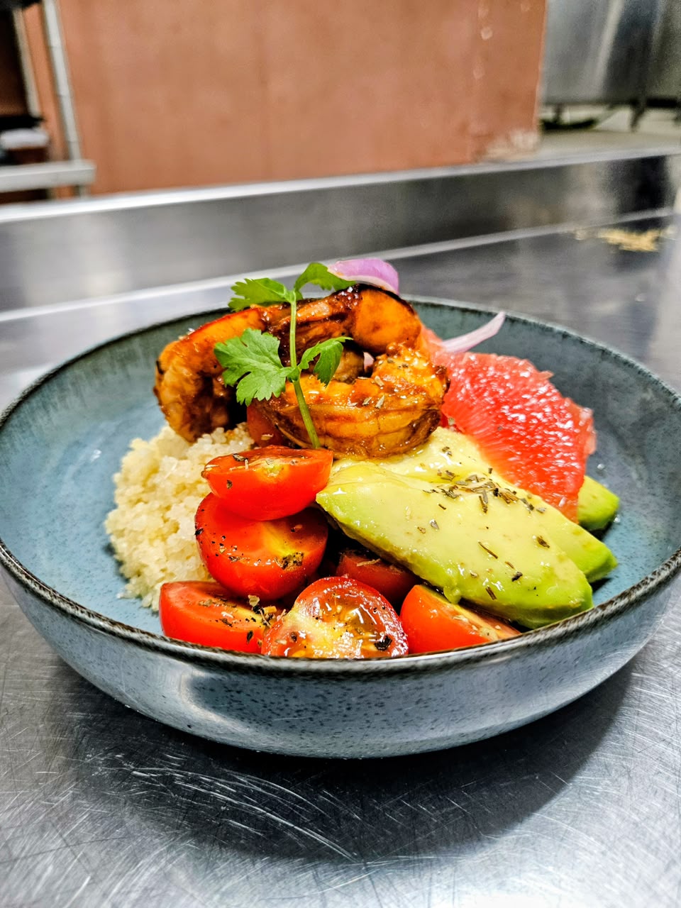 Salade d'avocat au thon snaké et aux œufs