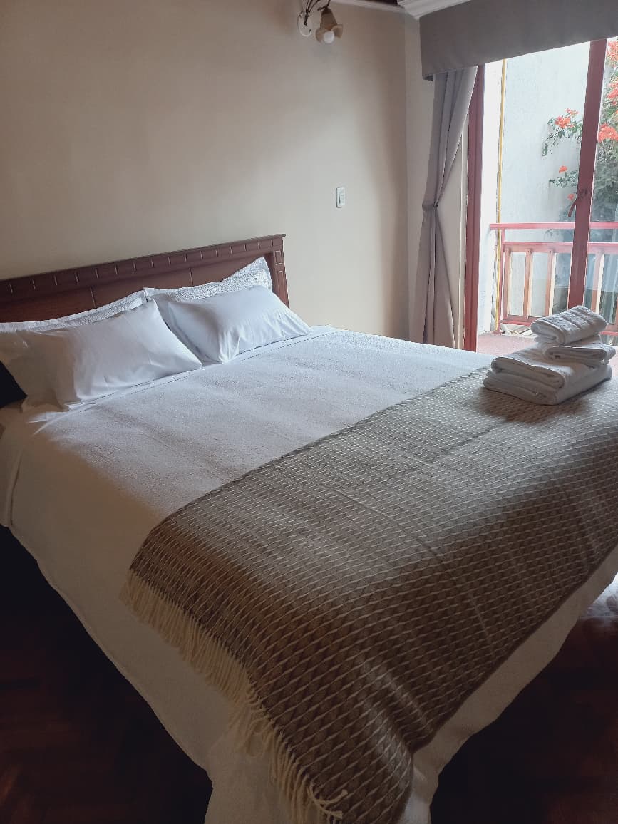 Habitación matrimonial con baño privado
