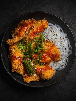 Pollo crocante con fideos de arroz al sésamo y salsa de chile
