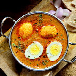 Egg curry pav with 3 eggs