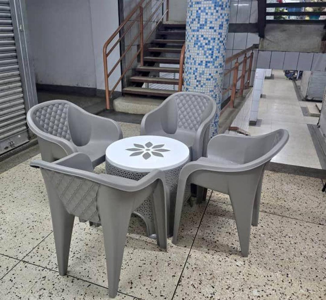 4-seater indoor/outdoor plastic furniture set